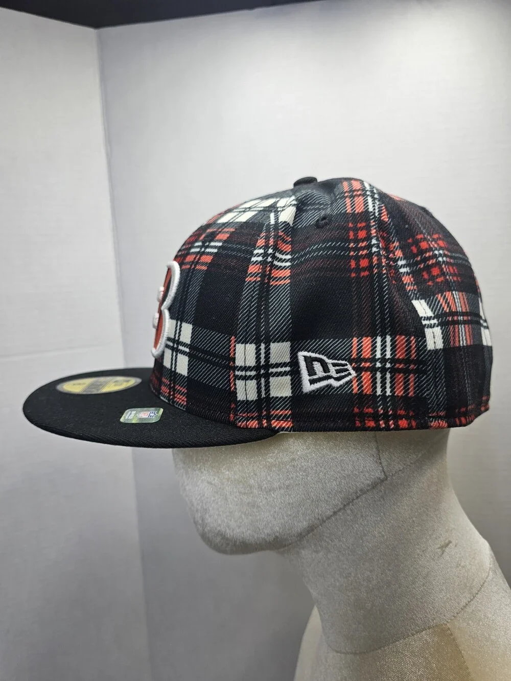 New Era Cincinnati Bengals 59FIFTY Plaid Fitted Hat Size 8 NFL Black Red